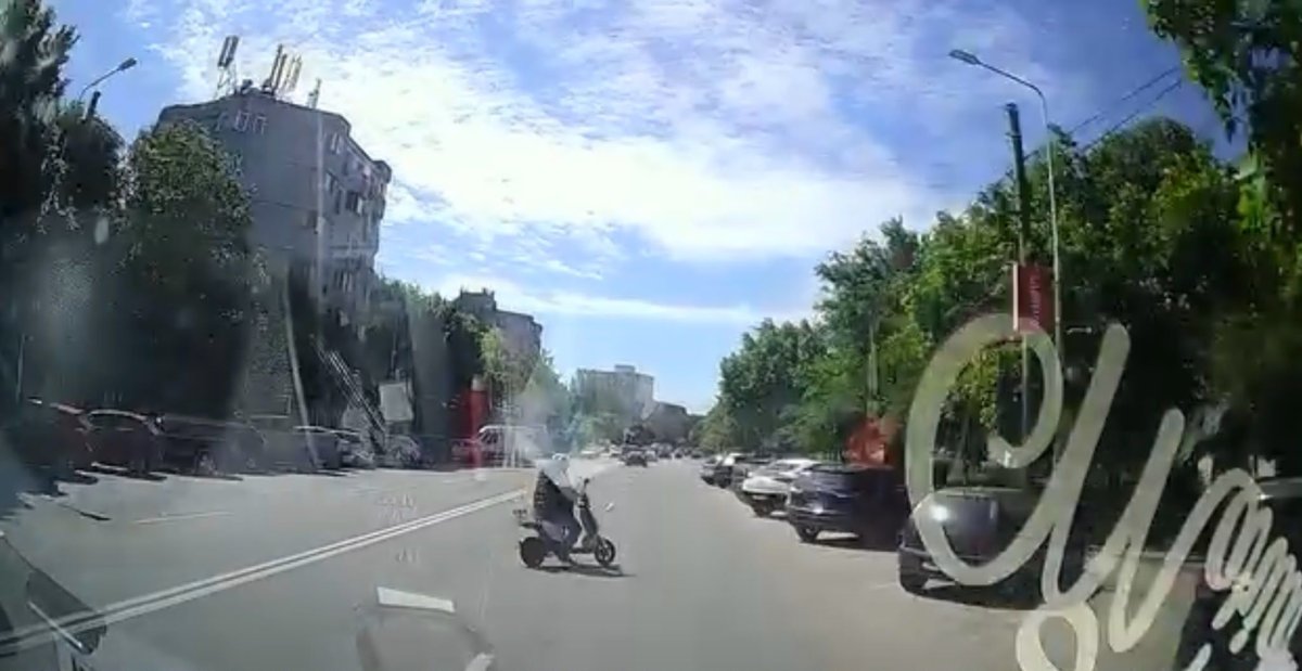Fara reguli, fara frane: cum devin trotinetele si mopedele un pericol real pentru ceilalti participanti la trafic. Video