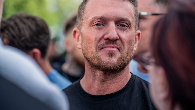 Activistul Tommy Robinson a fost retinut pe aeroportul Heathrow. Politia i-a confiscat telefoanele 