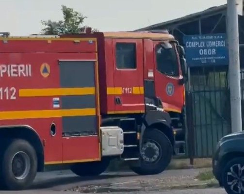 Incendiu la un adăpost improvizat, pe bulevardul Aurel Vlaicu, în spatele reprezentanței Mercedes. Video