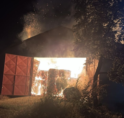 Incendiu la 2 hale cu utilaje agricole și baloți de paie, în localitatea Cogealac
