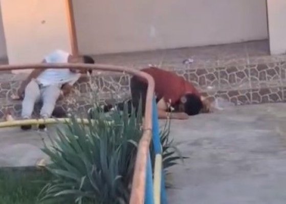 Imagini de coșmar la Tulcea: Doi tineri drogați au zăcut inconștienți pe treptele școlii din Ciucurova! Video  