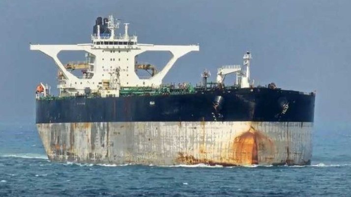Ucraina a atacat în Marea Neagră încă un petrolier din „flota din umbră“ a Rusiei