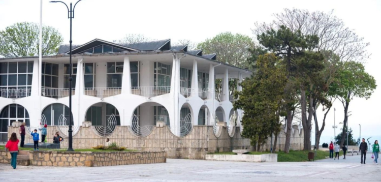 O clădire emblematică a litoralului românesc a fost scoasă la vânzare, la pachet cu un hotel de 3 stele, pentru 5 milioane de euro