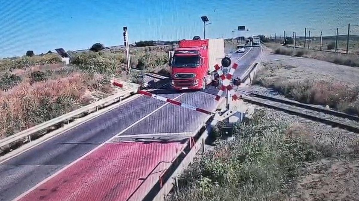 La un pas de tragedie! Un sofer de TIR inconstient a fortat bariera de la trecerea la nivel cu calea ferata din Dorobantu. Video
