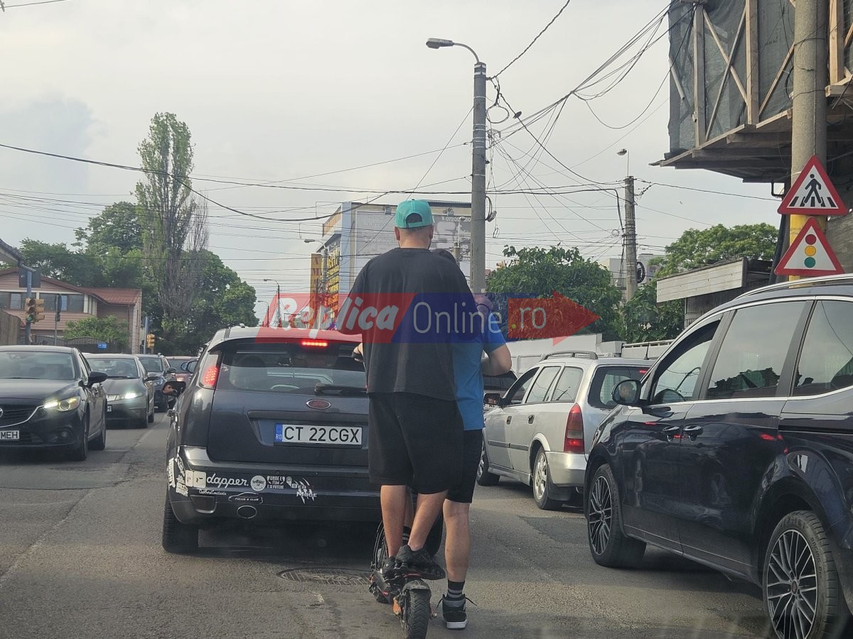Slalom printre pericole cu doi tineri liberi si iresponsabili... pe o trotineta electrica! Video 