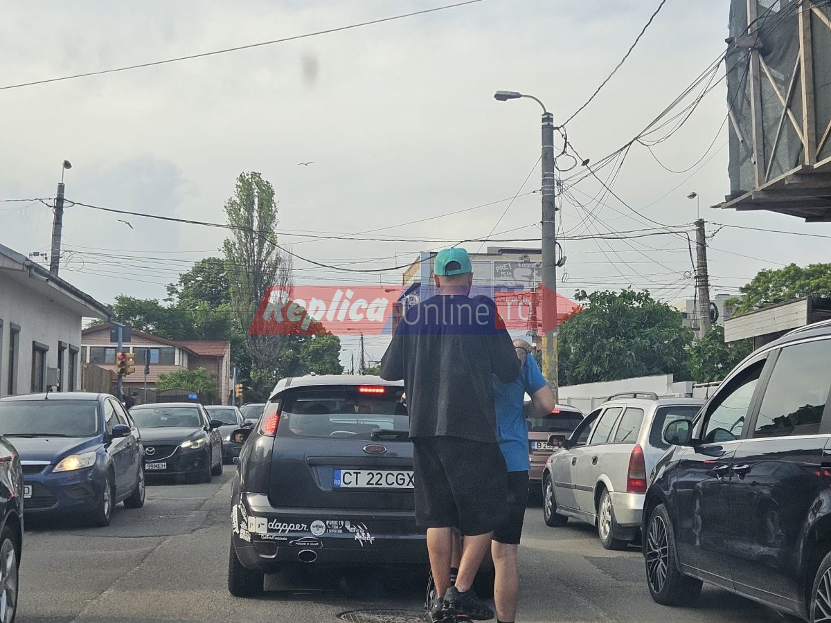 Slalom printre pericole cu doi tineri liberi si iresponsabili... pe o trotineta electrica! Video 