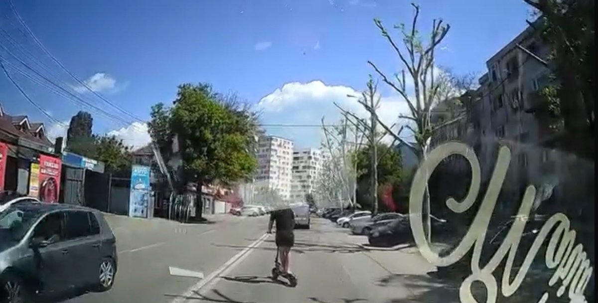 Fara reguli, fara frane: cum devin trotinetele si mopedele un pericol real pentru ceilalti participanti la trafic. Video