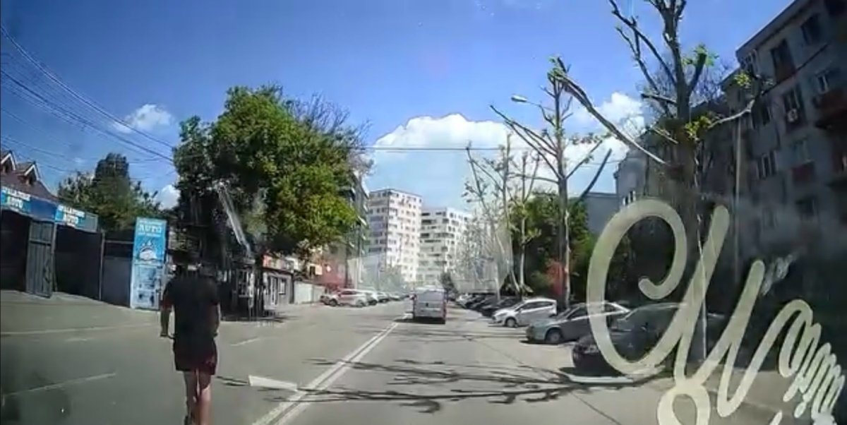 Fara reguli, fara frane: cum devin trotinetele si mopedele un pericol real pentru ceilalti participanti la trafic. Video