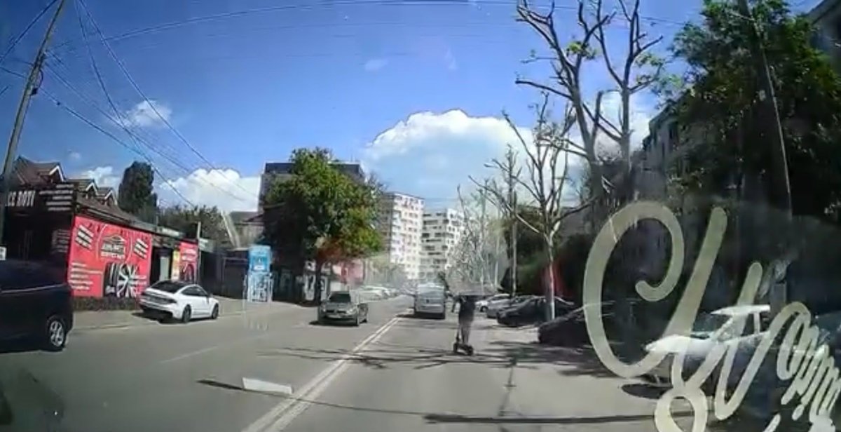 Fara reguli, fara frane: cum devin trotinetele si mopedele un pericol real pentru ceilalti participanti la trafic. Video