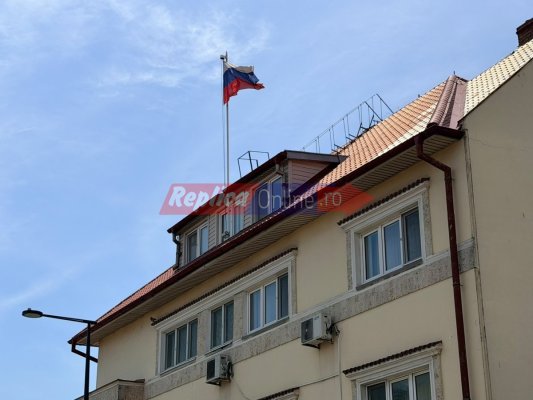Steagul Federației Ruse flutură, în continuare, pe fostul sediu al Consulatului de la malul mării. Video