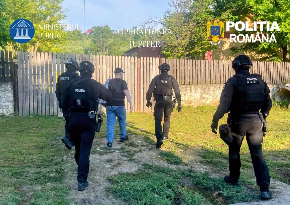 Perchezitii la un barbat din comuna Deleni, care pacalea oamenii cu o tombola online!