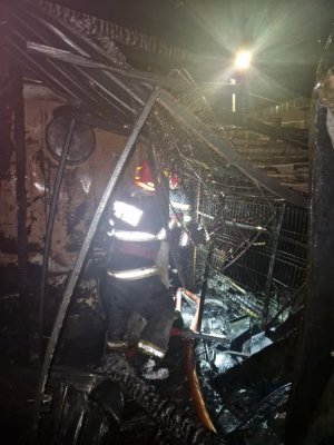 Incendiu la o anexă aflată în proximitatea unei pensiuni din Sulina. Pompierii au intervenit cu 2 ambarcațiuni