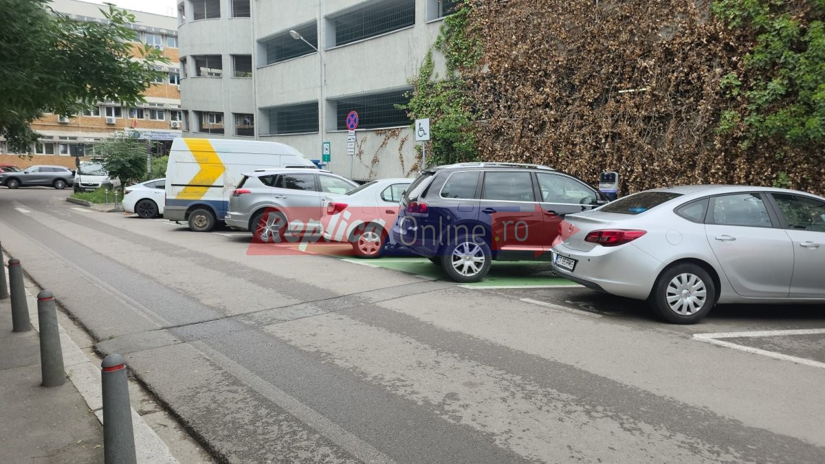 Parcarea de la Spitalul Judetean destinata persoanelor cu dizabilitati este ocupata de soferii fara handicap. Video