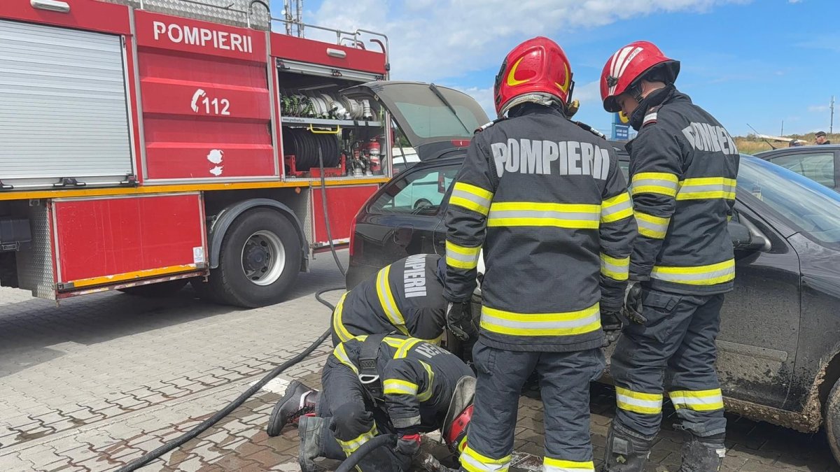 Pompierii tulceni sunt in alerta! O masina a luat foc in parcarea unui supermarket. Video Pompierii tulceni sunt in alerta! O masina a luat foc in parcarea unui supermarket. Video