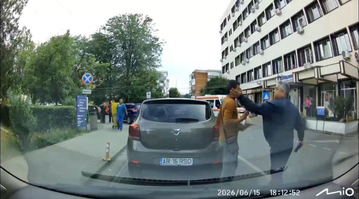 Imagini socante din curtea unui spital. Un agent de paza loveste un livrator. Video