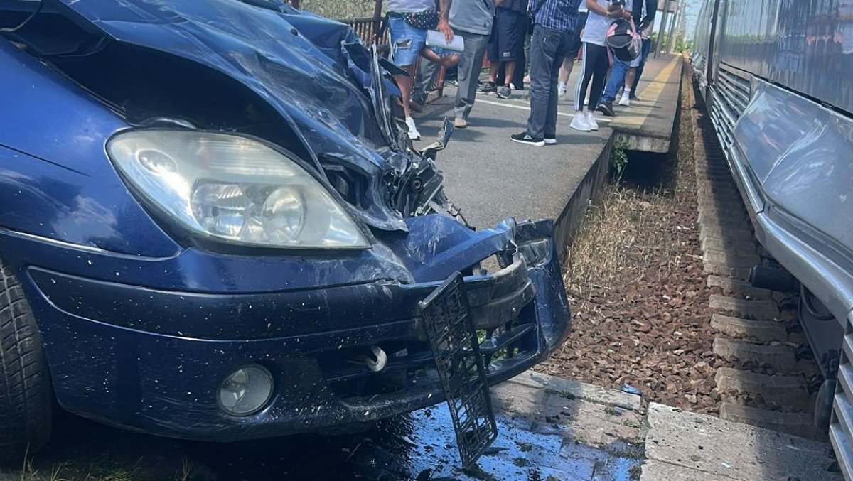 Accident feroviar la Castelu: Un autoturism a fost lovit de un tren de calatori