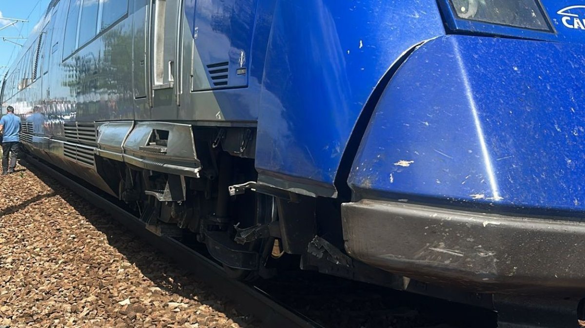 Accident feroviar la Castelu: Un autoturism a fost lovit de un tren de calatori