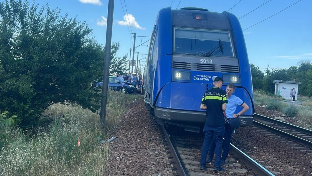 Accident feroviar la Castelu: Un autoturism a fost lovit de un tren de calatori