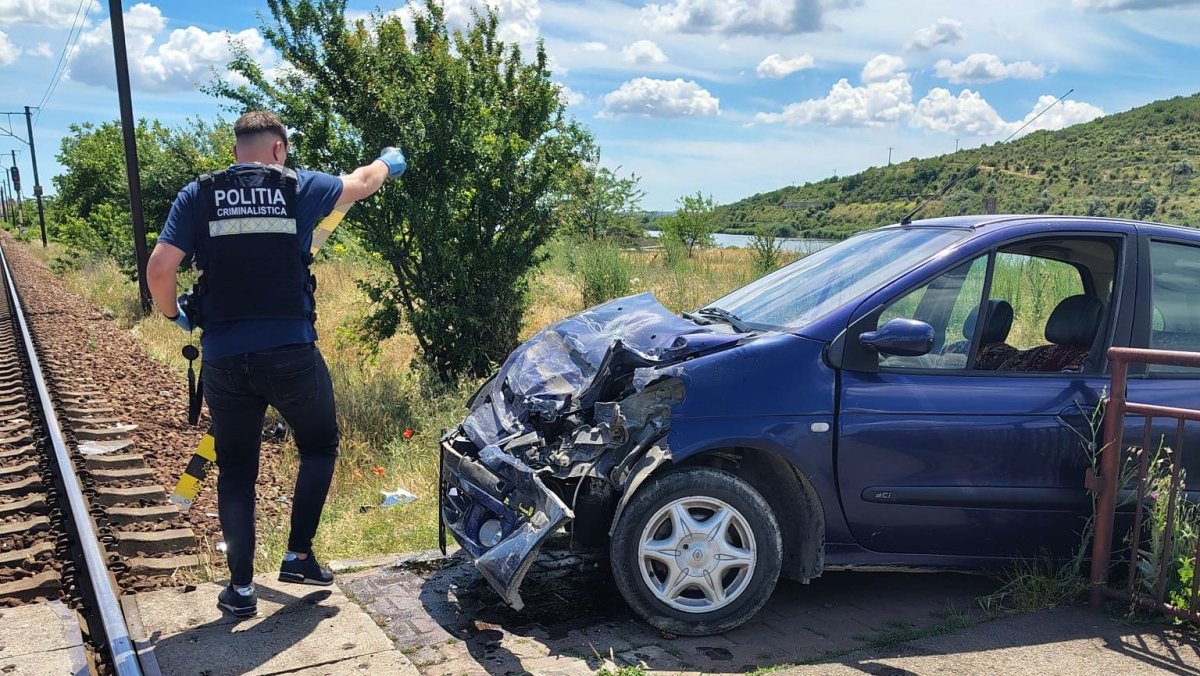 Accident feroviar la Castelu: Un autoturism a fost lovit de un tren de calatori Accident feroviar la Castelu: Un autoturism a fost lovit de un tren de calatori