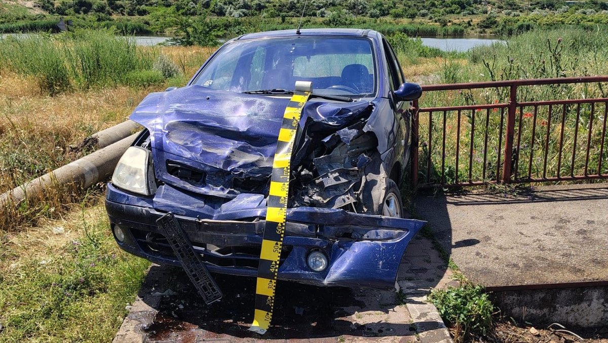 Accident feroviar la Castelu: Un autoturism a fost lovit de un tren de calatori