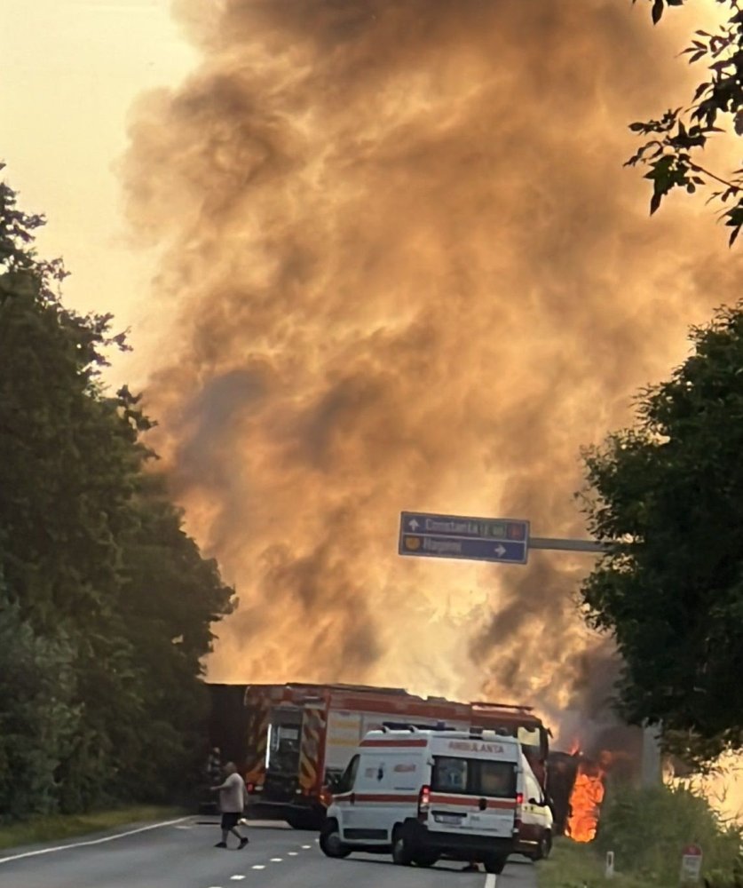 Accident rutier grav la iesirea din tandarei! Doua TIR-uri s-au ciocnit si au luat foc Accident rutier grav la iesirea din tandarei! Doua TIR-uri s-au ciocnit si au luat foc