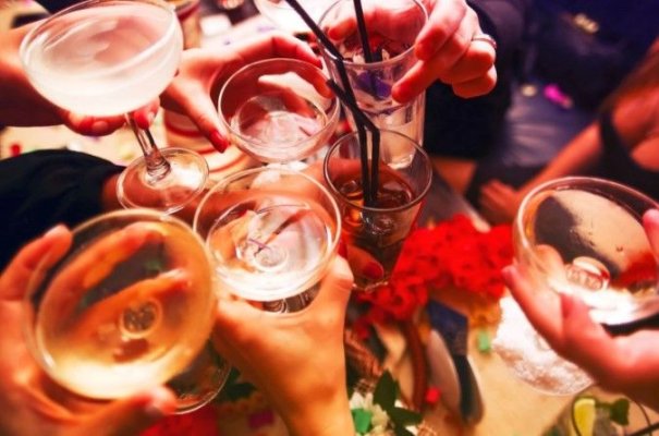 Un studiu ignorat arată că și consumul moderat de alcool poate crește riscurile pentru sănătate