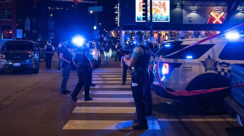 Atacuri armate la Chicago - Trump cere interventia militarilor