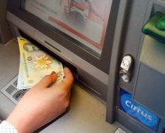 Senatul a decis: Bugetarii pensionați își primesc salariile restante în cel mult 6 luni Senatul a decis: Bugetarii pensionați își primesc salariile restante în cel mult 6 luni