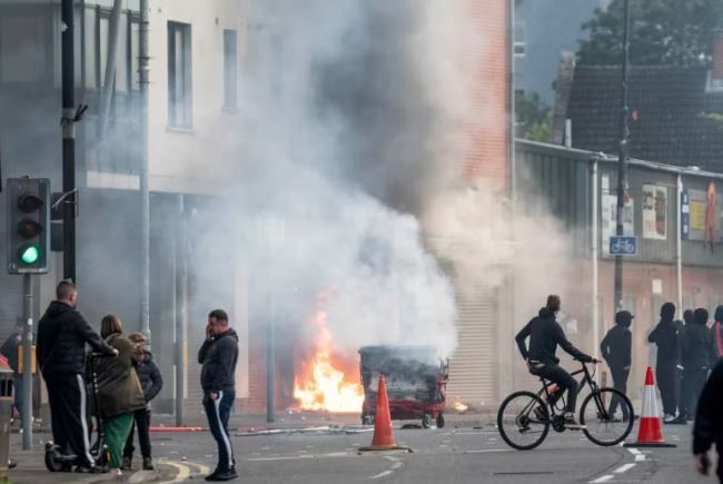 Proteste violente impotriva migrantilor, in Belfast! O familie de romani a fost salvata de politie