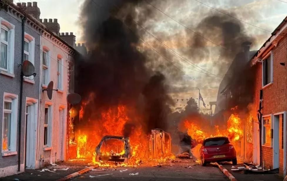 Proteste violente impotriva migrantilor, in Belfast! O familie de romani a fost salvata de politie