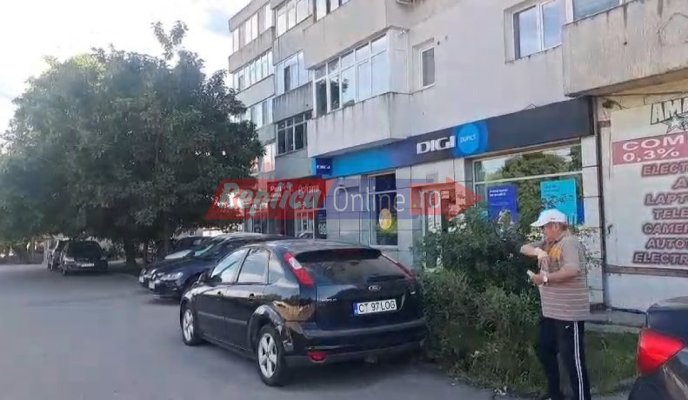 Pe reprezentanții unui magazin Digi din zona CET îi încurcă mașinile parcate în fața lor și au cerut Primăriei să monteze stâlpișori! Video