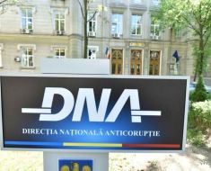 DNA intră în mediul privat: arestări într-un dosar de mită de 450.000 de euro legat de un proiect uriaș de stocare a energiei DNA intră în mediul privat: arestări într-un dosar de mită de 450.000 de euro legat de un proiect uriaș de stocare a energiei