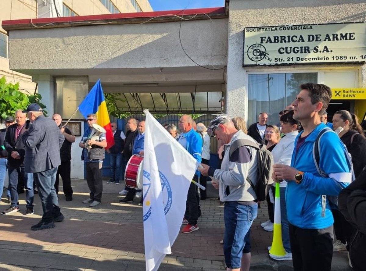 Protest la Fabrica de Arme de la Cugir. Angajatii au iesit pentru a-si manifesta nemultumirea cu privire la salarii