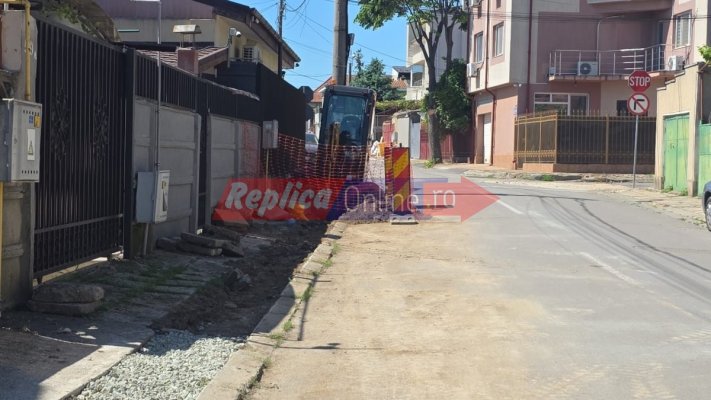 Dorel a lovit din nou... o conductă de apă când săpa un șanț pentru îngroparea unor cabluri electrice. Video