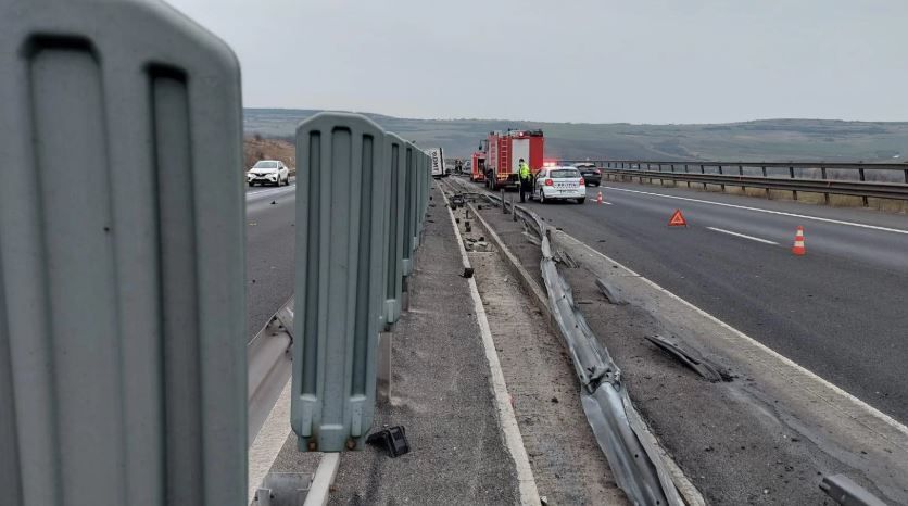 Accident pe Autostrada A4, in apropiere de Valu lui Traian! Un autoturism a acrosat parapetul median
