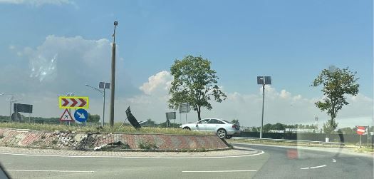 Un sofer a confundat pista de aterizare de la Aeroportul Mihail Kogalniceanu cu sensul giratoriu de pe Drumul National