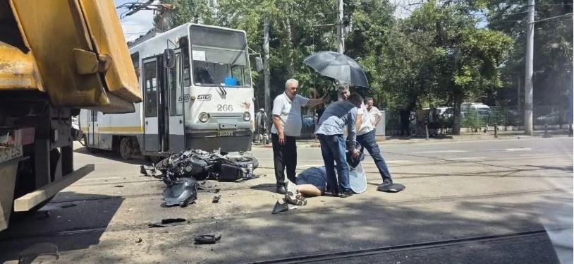 Un motociclist a murit in Bucuresti, dupa ce a intrat intr-un tramvai care iesea din depou