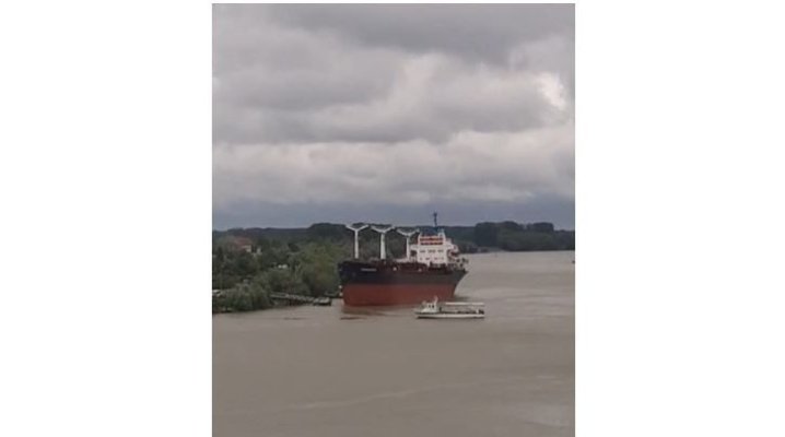 O navă cargo a pierdut direcţia şi a avariat un ponton de pasageri în zona municipiului Tulcea