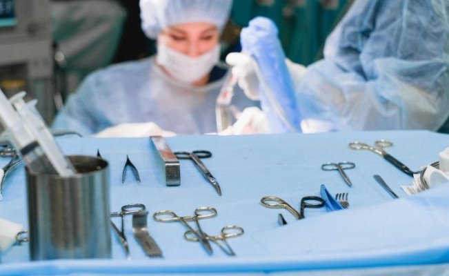 Un medic fals i-a distrus viața unei tinere după o banală intervenție estetică
