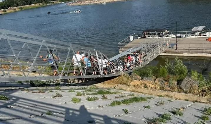 O pasarela plina cu turisti s-a prabusit la Calarasi. Video