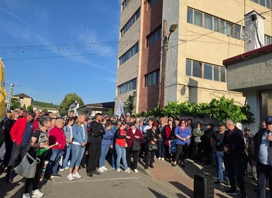 Protest la Fabrica de Arme de la Cugir. Angajatii au iesit pentru a-si manifesta nemultumirea cu privire la salarii