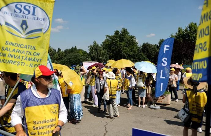Cadrele didactice protesteaza in fata Parlamentului cu cateva zile inainte de Bacalaureat