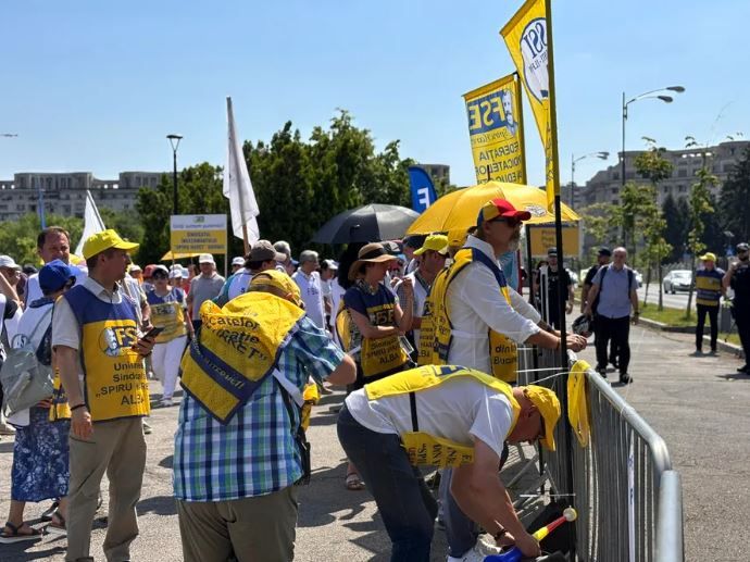 Cadrele didactice protesteaza in fata Parlamentului cu cateva zile inainte de Bacalaureat