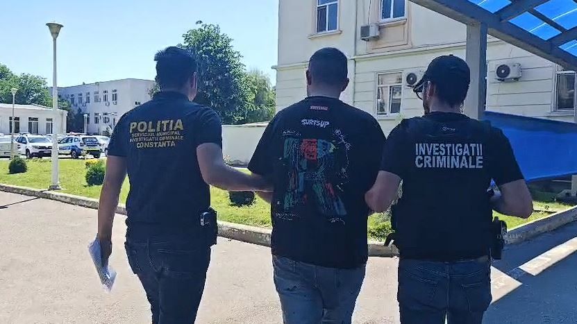 Un sofer a fost retinut, dupa ce a provocat un accident si a fugit de la locul faptei. Era beat la volan. Video