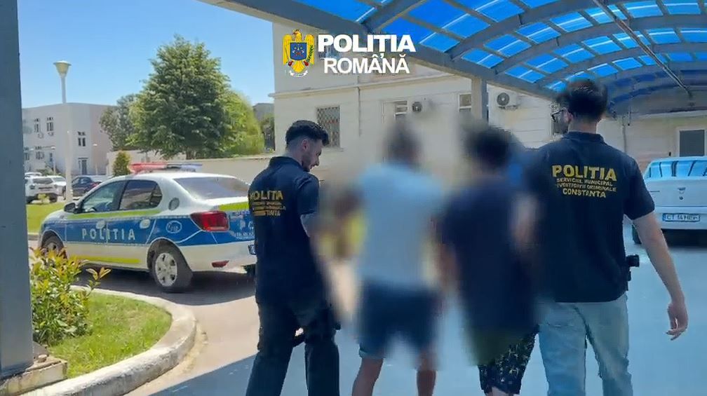 Doi tineri au fost retinuti, dupa ce au talharit un barbat autobuzul CT BUS. Video