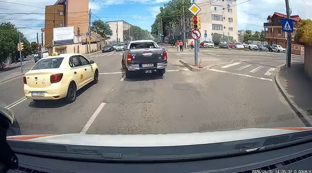  Un sofer a trecut pe ROsU si pe INTERZIS in acelasi timp, la semaforul din zona Cimitirului Central! Video