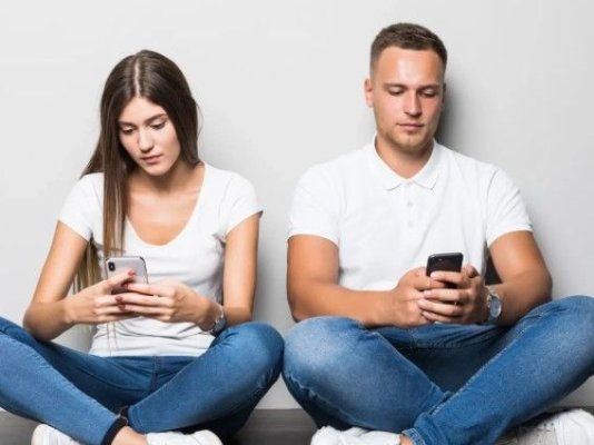 Generația cu ochii în ecran: Cum au ajuns smartphone-urile în centrul crizei natalității