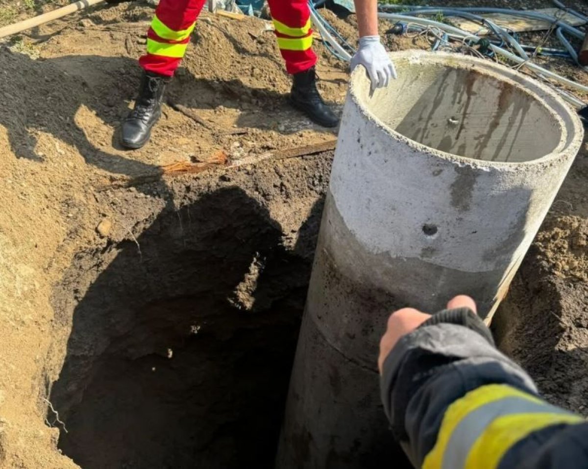 Misiune contracronometru in Vrancea: o fetita de opt ani a fost prinsa la 8 metri intr-o fantana