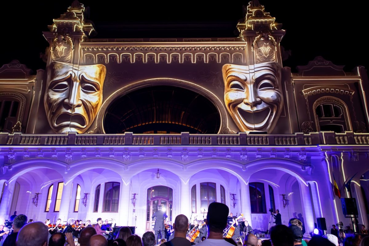 Peste 5.000 de oameni au dat viata falezei Cazinoului din Constanta la cel mai mare eveniment cultural al verii de la mare