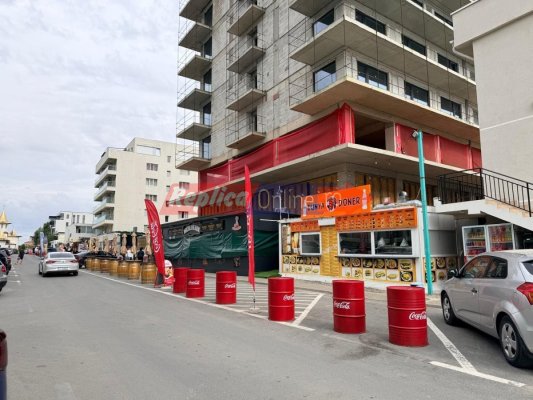 În Mamaia Sat parcările sunt rezervate cu „butoiul“. Cum au ajuns afaceriștii să-și facă propria lege pe litoral! Video